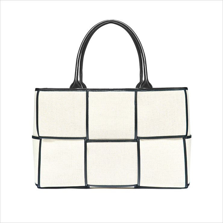 레더 트리밍으로 포인트를 준 토트백은 가격 미정, Bottega Veneta.