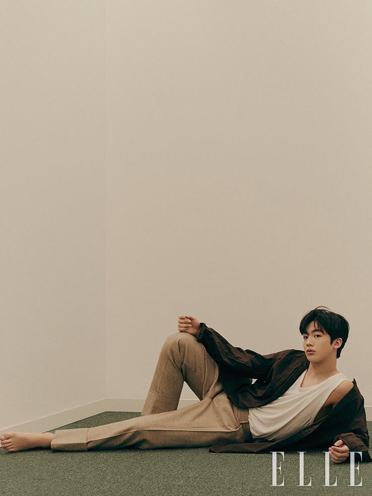 브라운 컬러 셔츠는 Acne Studios. 베이지 팬츠는 Wooyoungmi. 슬리브리스 톱은 스타일리스트 소장품. 