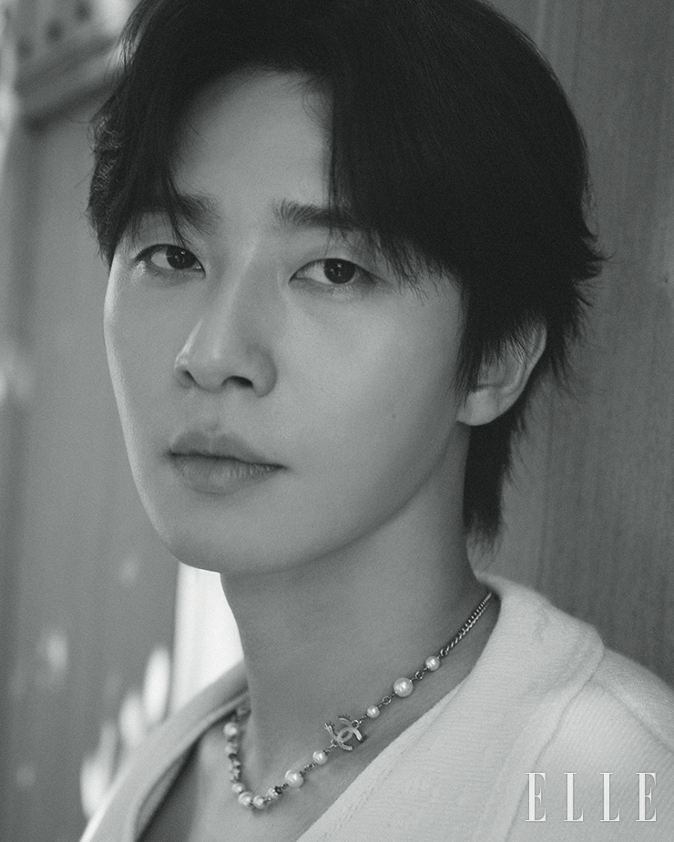 화이트 캐시미어 카디건은 Barrie. 펄 네크리스는 Chanel. 