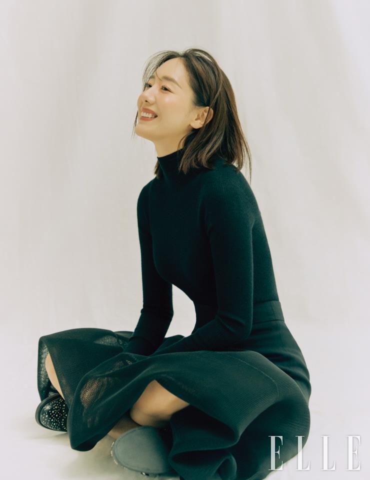  상의와 스커트는 모두 Akris. 스터드 브로그는 Church’s. 