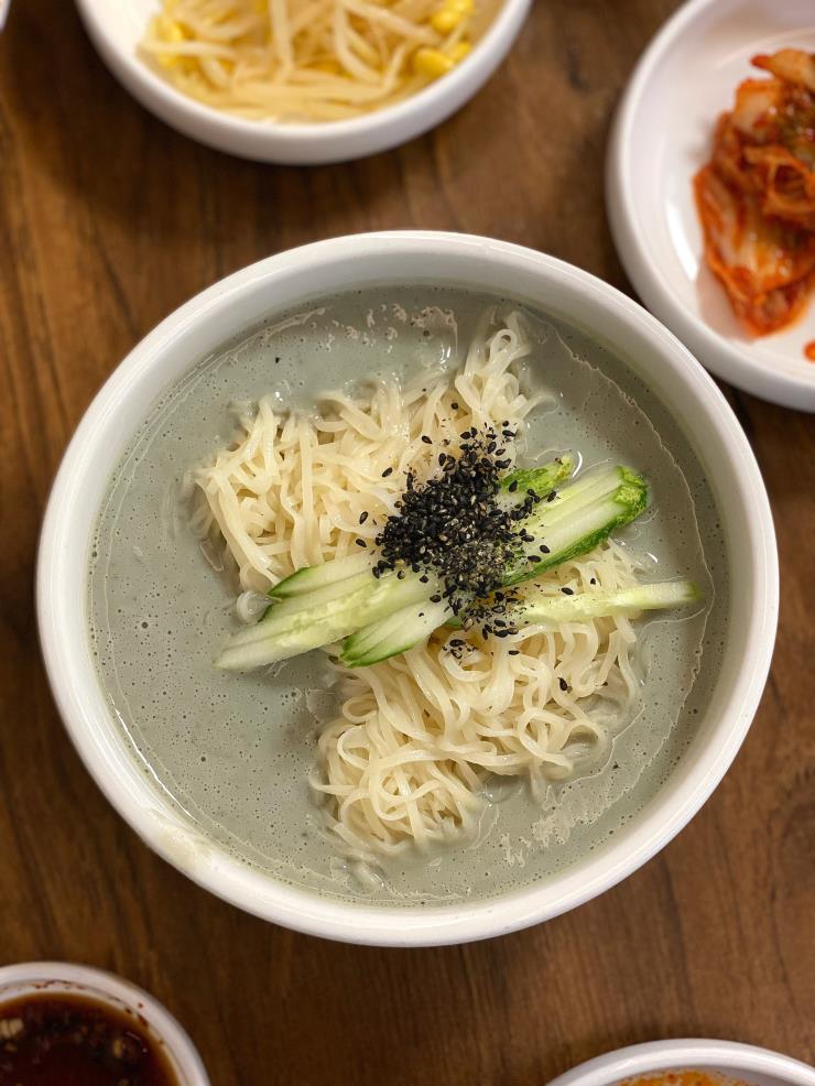 설탕을 뿌리지 않아도, 달디 단 검은콩국수