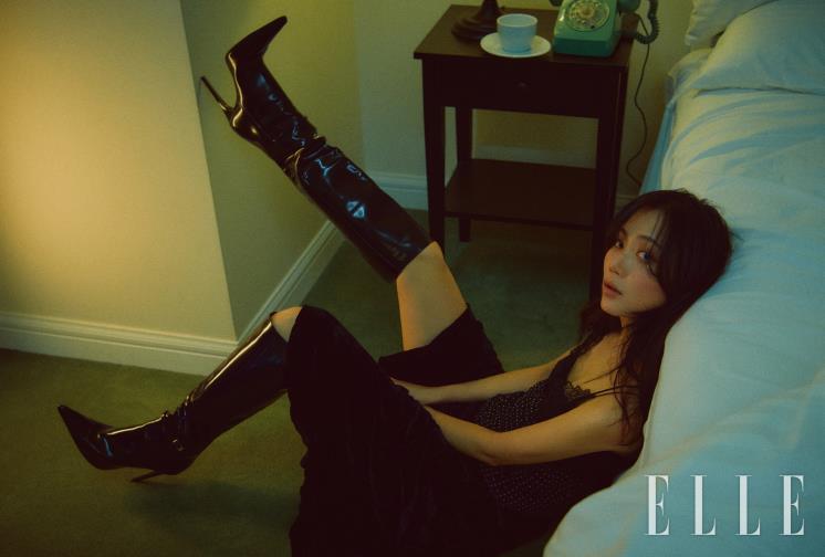 신현빈이 입은 도트 실크 모슬린 소재의 톱과 미디 플리츠스커트, 부츠는 모두 Saint Laurent by Anthony Vaccarello.