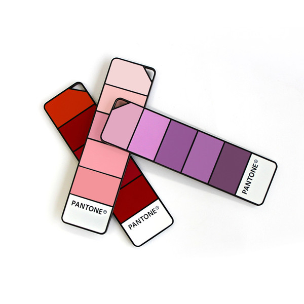 작은 사이즈로 가방에 쏙 들어가는 컬러칩 모티프 미니 손거울은 1만원, Pantone by Chicor.