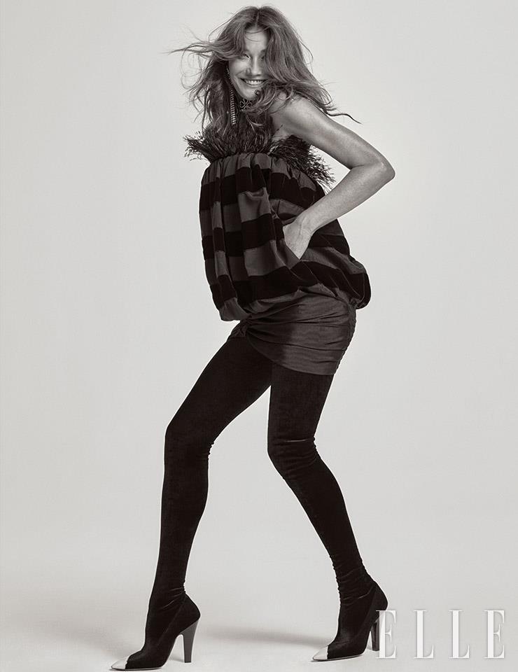 깃털 장식의 스트라이프 볼 드레스와 벨벳 팬타 부츠, 라인스톤 이어링, 클로버 초커는 모두 Saint Laurent by Anthony Vaccarello.