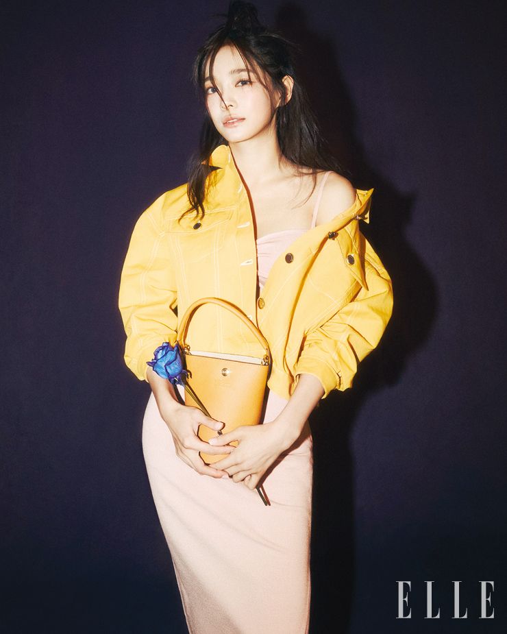 누드 컬러 컷아웃 드레스와 애프리콧 컬러 코튼 재킷, 에퓌르 스몰 버킷 백은 모두 Longchamp.
