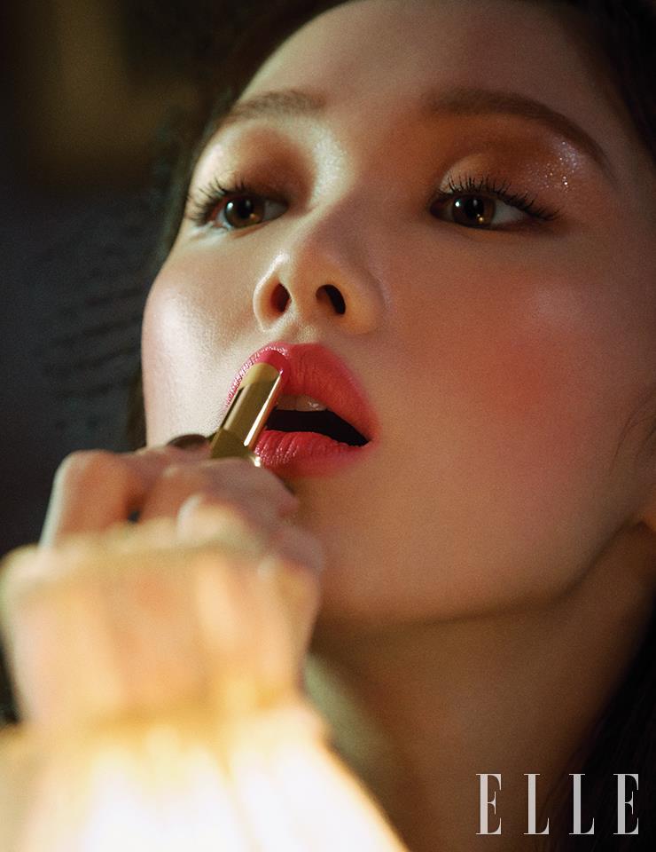 물랭 루주의 무대에 오르길 기다리는 샹송 가수를 연상시키는 고혹적이고 화려한 메이크업. 은은한 달빛 광채를 표현하는 2022 홀리데이 메이크업 컬렉션 에끌라 루네이르, 오르 로즈를 얼굴 전체에 부드럽게 쓸어준다. 레 꺄트르 옹브르, 937 옹브르 드 룬으로 빛나는 골드 코퍼빛의 눈가를 완성하고, N°1 DE CHANEL 레드 까멜리아 립 앤 치크 밤, 2 헬시 핑크를 양 볼에 발라 혈색과 윤기를 더한다. 입술엔 브라이트 핑크 톤의 루쥬 알뤼르 렉스트레, 844를 바른다. 사용 제품은 모두 Chanel.드레스와 헤드밴드, 슈즈는 모두 Chanel.