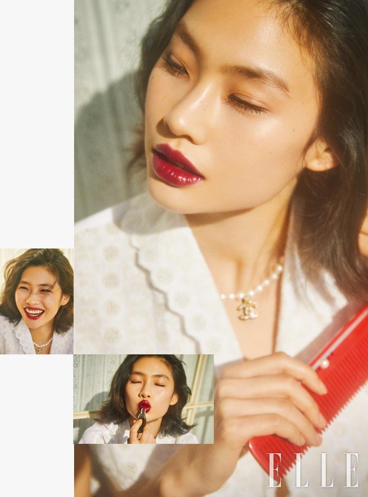 옹브르 프리미에르 라끄, 22 레이온을 눈꺼풀에 바르고, 르 볼륨 드 샤넬 워터프루프, 10 느와르로 속눈썹에 볼륨을 준다. 입술에 빈티지 클래식 레드 컬러의 루쥬 코코 블룸, 140 얼라이브를 발라 마무리. 사용 제품은 모두 Chanel. 빈티지 레이스 블라우스는 Polo Ralph Lauren. 로고 펜던트 장식의 진주 네크리스는 Chanel. 