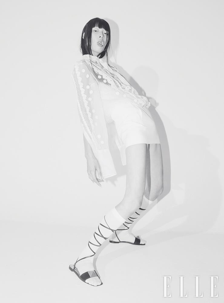 시스루 셔츠와 미니스커트가 결합된 화이트 드레스는 7백90만원, 스터드 장식의 레이스업 샌들은 1백10만원, 모두 Valentino. 꽃다발 모양의 브로치는 가격 미정, Saint Laurent by Anthony Vaccarello.