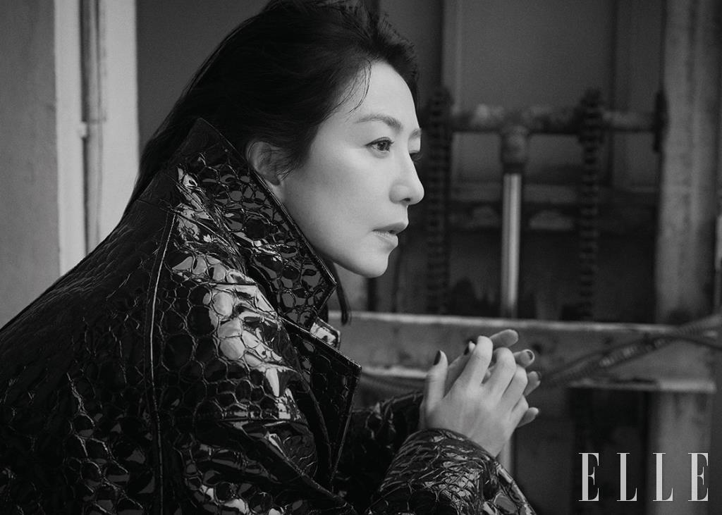 페이턴트 코트는 Bottega Veneta.