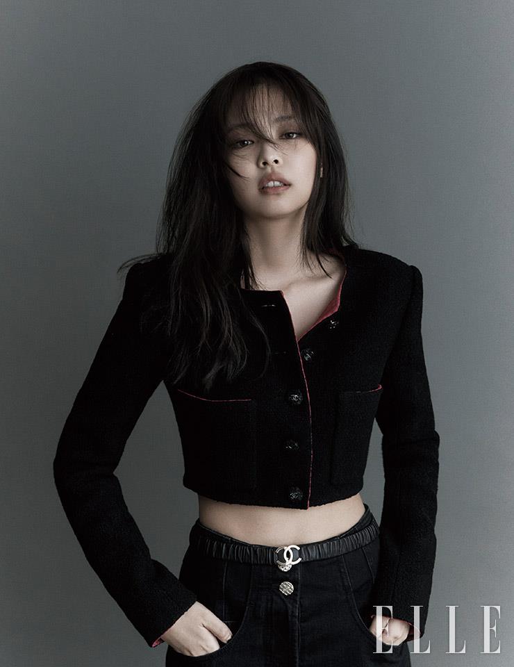 블랙 트위드 크롭트 재킷과 팬츠, 로고 장식의 벨트는 모두 Chanel. 