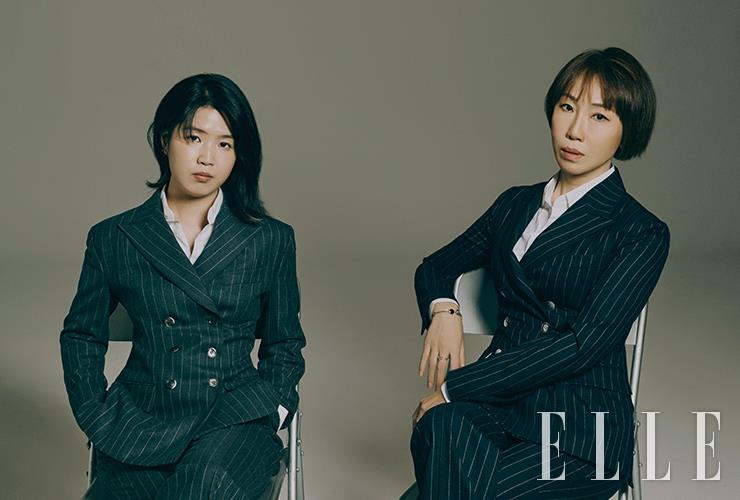 조예은이 입은 그레이 핀스트라이프 수트 셋업은 Node.be made. 화이트 셔츠는 COS. 정유정이 입은 네이비 핀스트라이프 수트 셋업은 Node.be made. 화이트 셔츠는 COS.