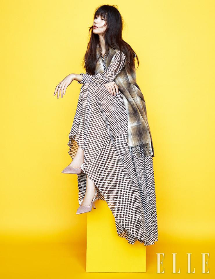 프린지 장식 베스트와 도트 패턴 맥시 드레스, 슬링백, 펜던트 네크리스, 체인 링, 별 모양의 골드 링, 로고 디테일의 링은 모두 Dior.