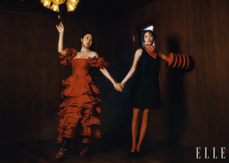  라미란이 입은 드레스는 & Other Stories. 진주 네크리스는 Vivien Westwood. 링은 모두 YLYL. 레드 슈즈는 Repetto. 박영주가 입은 미니드레스와 슈즈는 모두 & Other Stories. 레드 스카프는 Sulvam by Adekuver. 레드 글러브는 Sunwoo. 스타킹은 스타일리스트 소장품. 