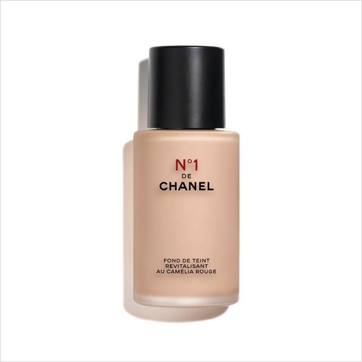 레드 까멜리아 오일과 보습 성분이 피부를 건강하게 케어하는 파운데이션. N°1 DE CHANEL 레드 까멜리아 파운데이션, 9만9천원, 모두 Chanel.