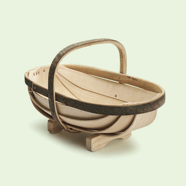 연장부터 화초까지 뭐든 담을 수 있는 튼튼한 목재 바구니. 80유로, 데일스포드. 