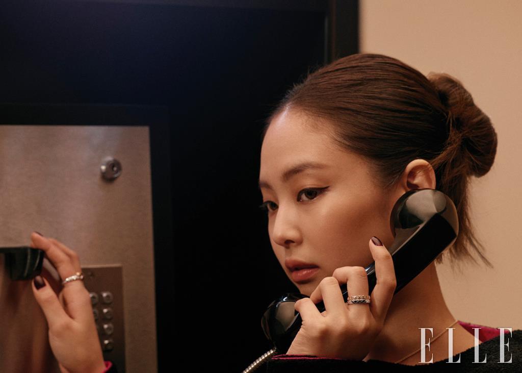 ‘코코 크러쉬’ 링의 미니 버전을 간결하게 레이어드한 제니.