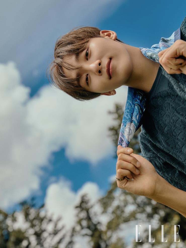 반팔 티셔츠, 기하학 패턴의 스카프 모두 DIOR MEN.
