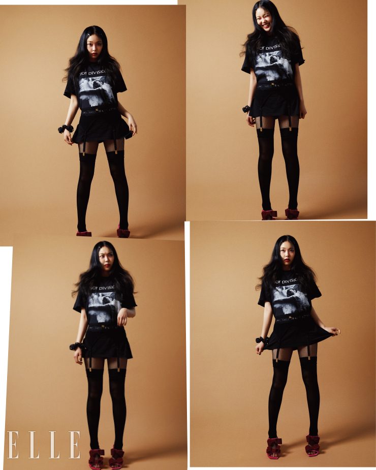 티셔츠는 H&M. 가터벨트와 스타킹은 모두 Dolce & Gabbana. 레이어드한 네트 타이츠와 슈즈는 모두 스타일리스트 소장품.
