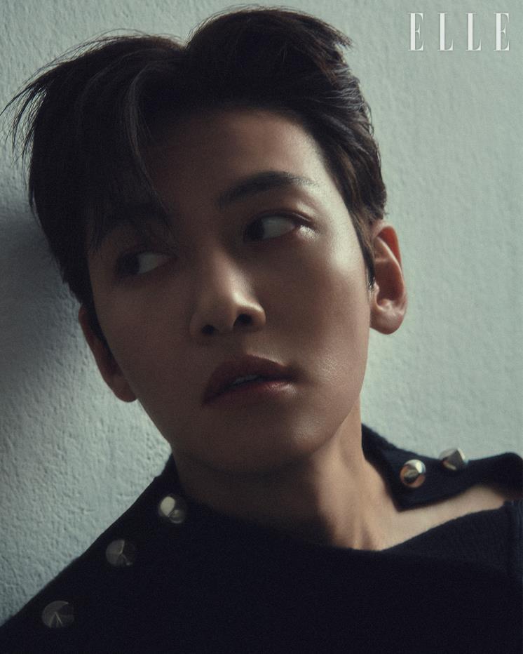 니트는 Ferragamo.