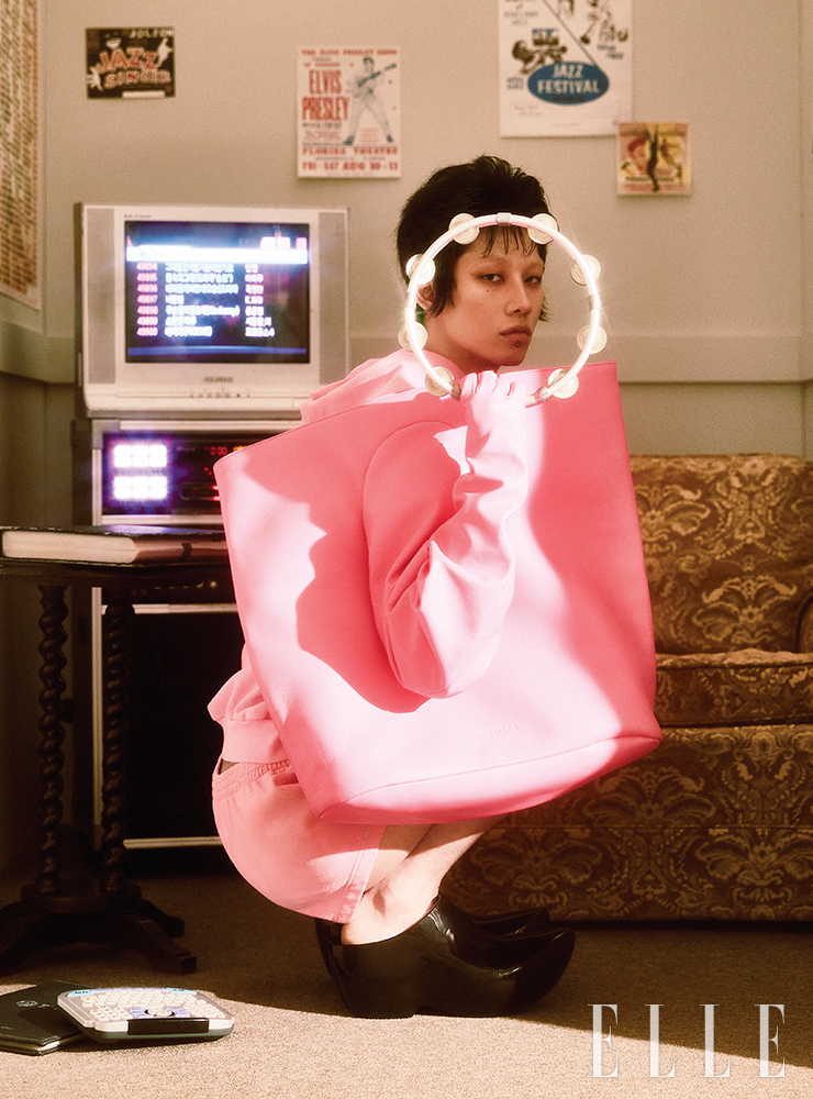 핑크 후디드 집업은 1백57만원, 쇼츠는 80만원, 블랙 클로그 뮬은 가격 미정, 핑크 글러브 토트백은 5백만원대, 모두 Balenciaga. 