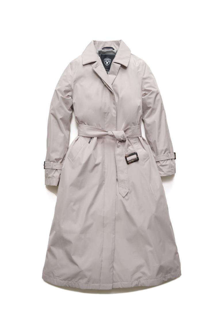 비오는 날에도 젖을 걱정 없는 방수, 방풍 나일론 소재 도브 컬러 코트. 노비스.