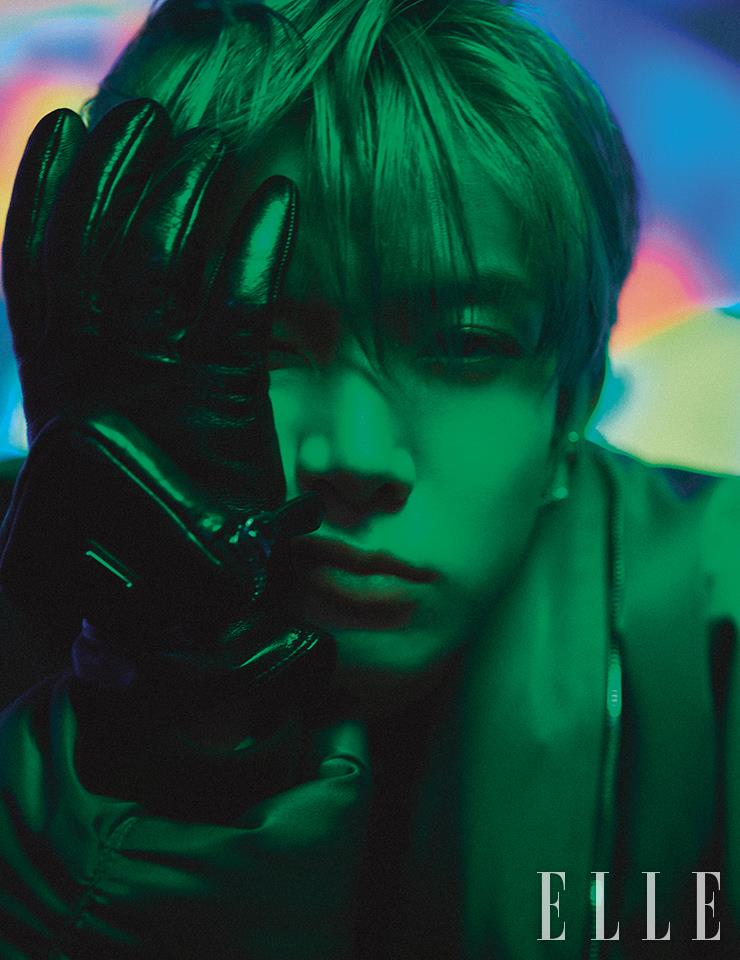 보머 재킷은 Kusikohc. 레더 글러브는 Prada.