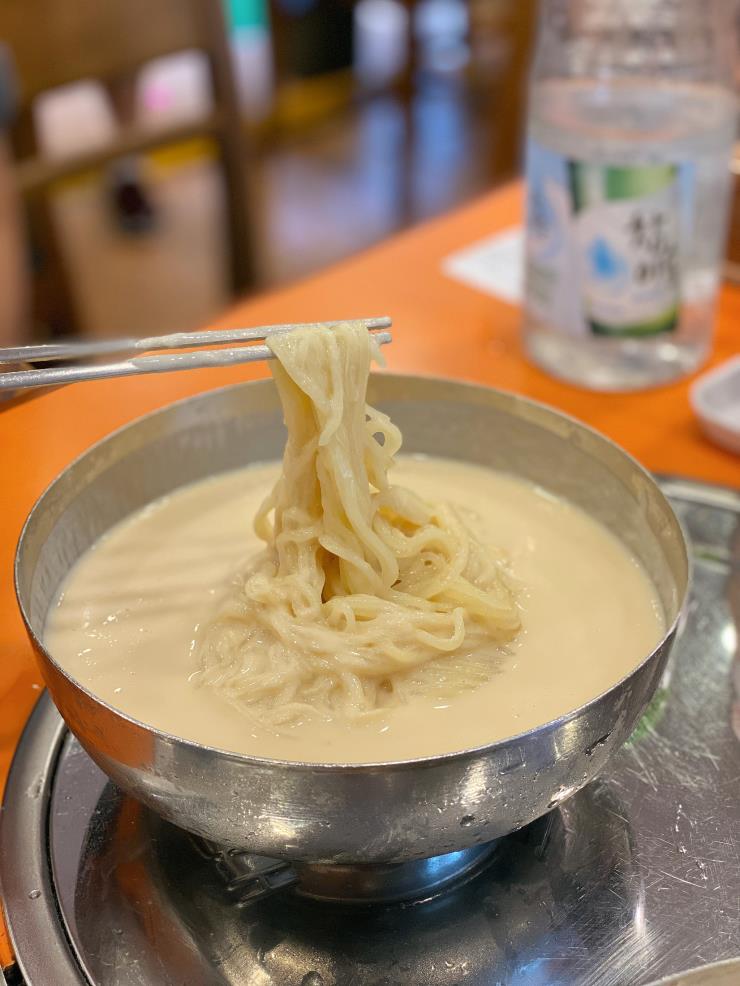 밀가루, 콩가루, 감자전분을 섞어 만든 쫄깃한 면발