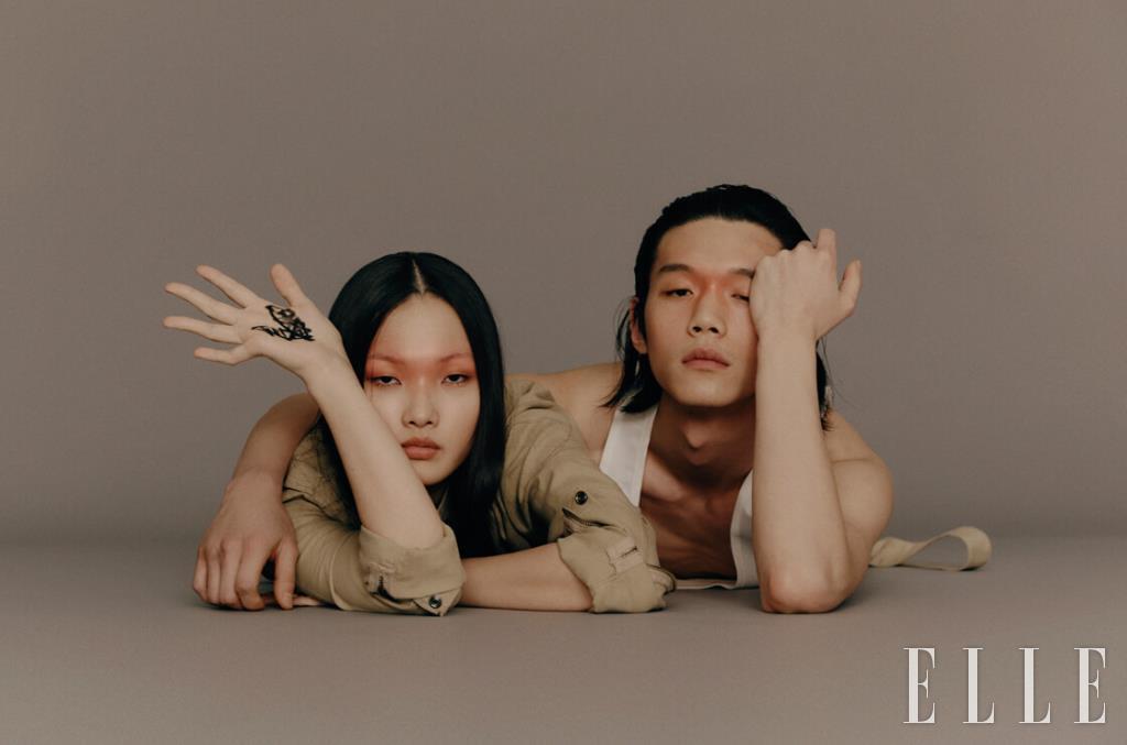 주향이 입은 점프수트는 60만원대, Polo Ralph Lauren. 워커는 19만8천원, Dr. Martens. 신신이 입은 로고 슬리브리스 톱과 벨티드 팬츠는 가격 미정, 모두 Dior Men.