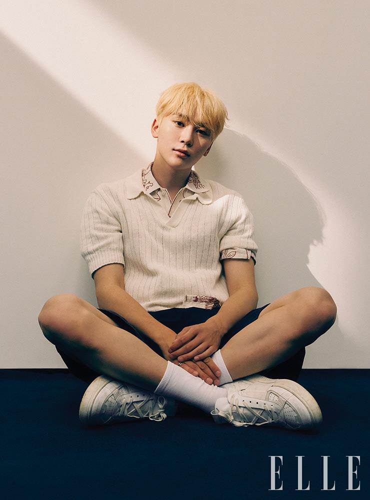 이너로 입은 셔츠는 Bode at Matchesfashion. 아이보리 니트 톱과 팬츠는 Tod’s. 슈즈는 스타일리스트 소장품.