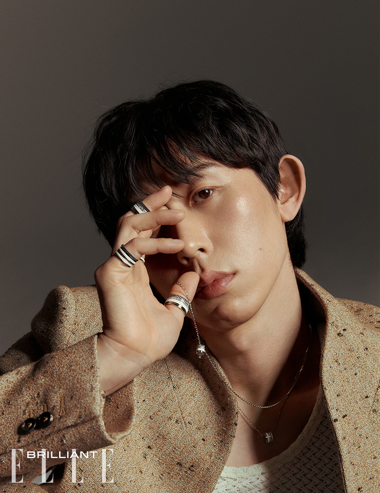 ‘콰트로 더블 화이트 라지 펜던트’ 네크리스는 6백만원대, 엄지에 건 ‘콰트로 더블 화이트 스몰 타이’ 네크리스는 8백만원대, 엄지에 착용한 ‘콰트로 더블 화이트 다이아몬드 라지’ 링은 1천만원대, 검지에 착용한 ‘콰트로 더블 화이트 웨딩 밴드’ 링은 2백만원대, 중지에 착용한 ‘콰트로 더블 화이트 다이아몬드 라지’ 링은 1천만원대, 소지에 레이어드한 ‘콰트로 더블 화이트 웨딩 밴드’ 링과 ‘콰트로 더블 화이트 스몰’ 링은 각각 2백만원대, 5백만원대 모두 BOUCHERON. 재킷은 가격 미정 BOTTEGA VENETA. 이너는 가격 미정 EPONYM.