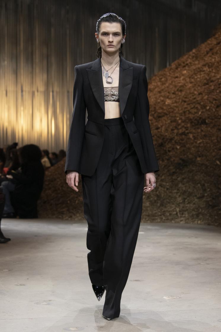 알렉산더 맥퀸 2022 A/W 여성 컬렉션