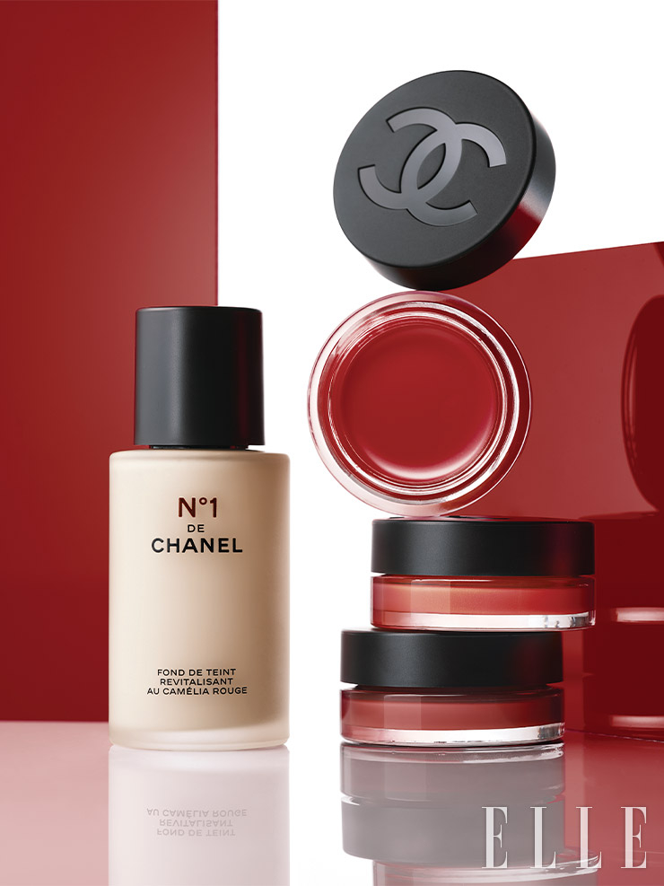  N°1 DE CHANEL 레드 까멜리아 파운데이션 , 30ml, 9 만 9 천원 , Chanel Beauty. ( 위부터 ) N°1 DE CHANEL  레드 까멜리아 립 앤 치크 밤 , 1  레드 까멜리아   4  웨이크 - 업 핑크 , 3  바이탈 베쥬 각   6.5g, 5 만 9 천원 ,  모두  Chanel Beauty.