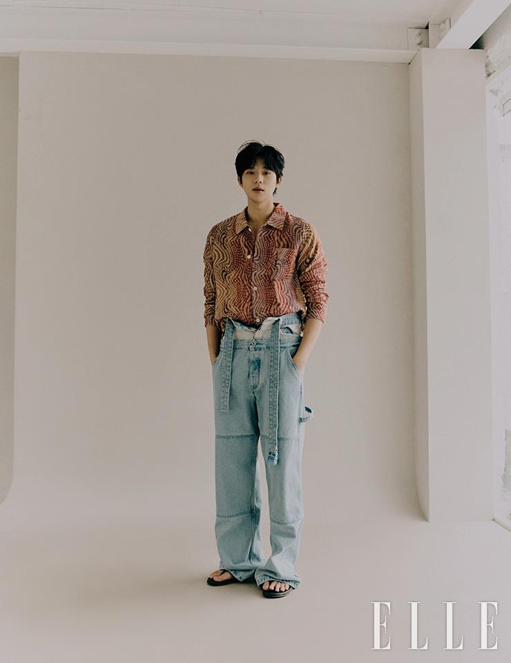 셔츠는 Our Legacy by Mue. 데님 팬츠는 Off White™. 플립플롭은 Island Slipper.