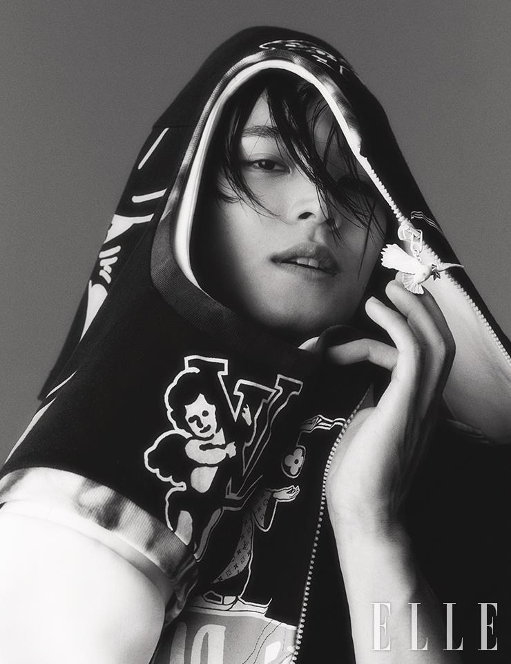 비둘기 모티프의 지퍼 장식 코트는 Louis Vuitton.