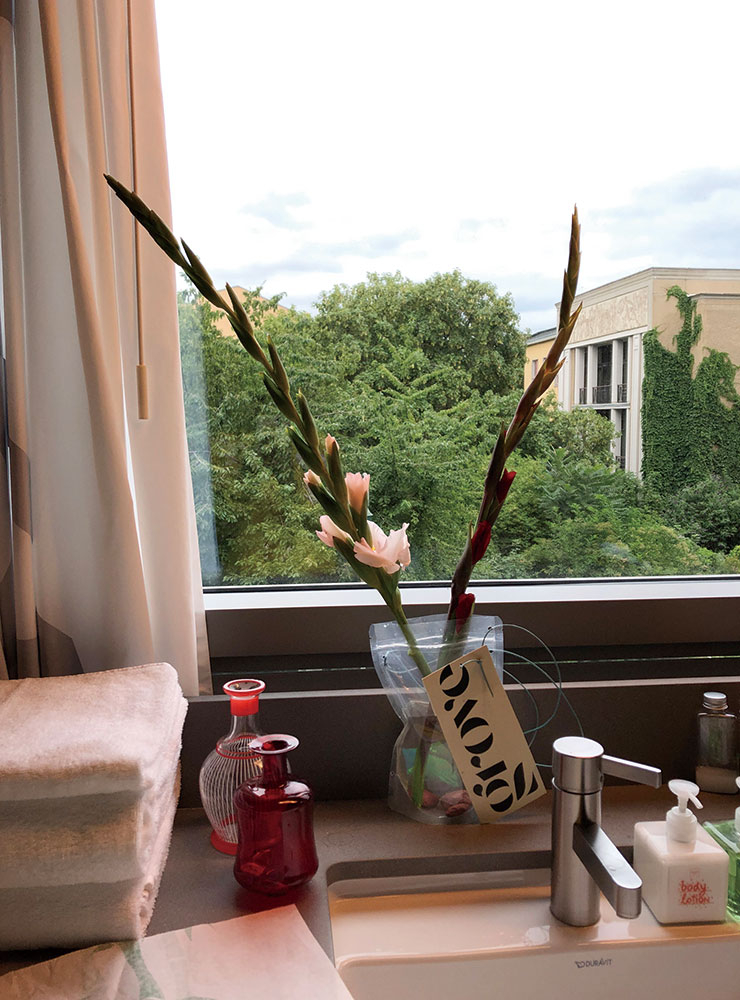 그로브의 인기 아이템 중 하나인 ‘그리너리 백’은 갓 산 꽃을 조금 더 잘 보관하고 싶다는 아이디어에서 비롯한 것이다. 챙겨 간 그리너리 백은 여행 중에 유용하게 쓰였다.