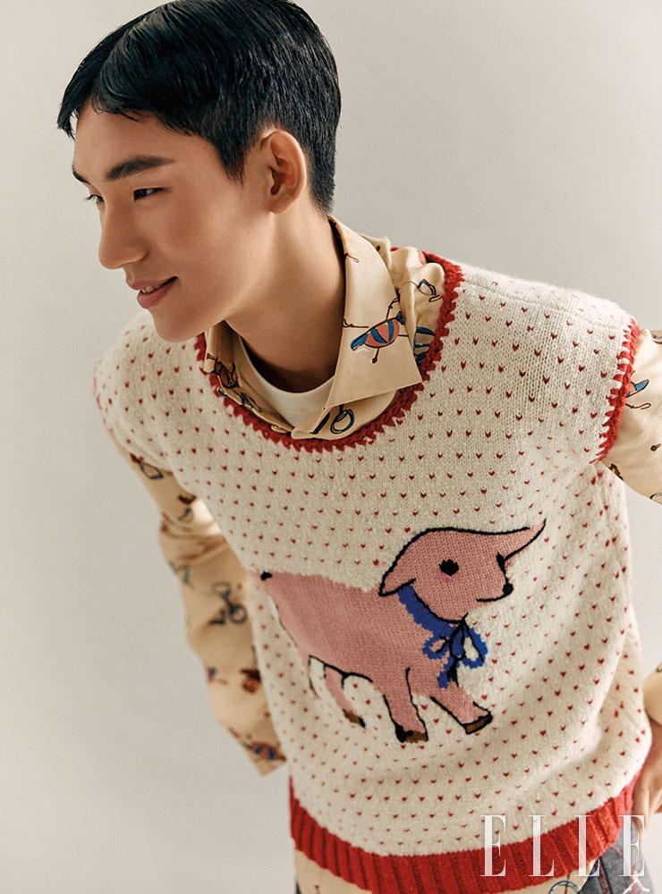 목가적인 니트 베스트와 프린트 셔츠, 팬츠는 모두 Gucci. 슈즈는 Dr. Martens.