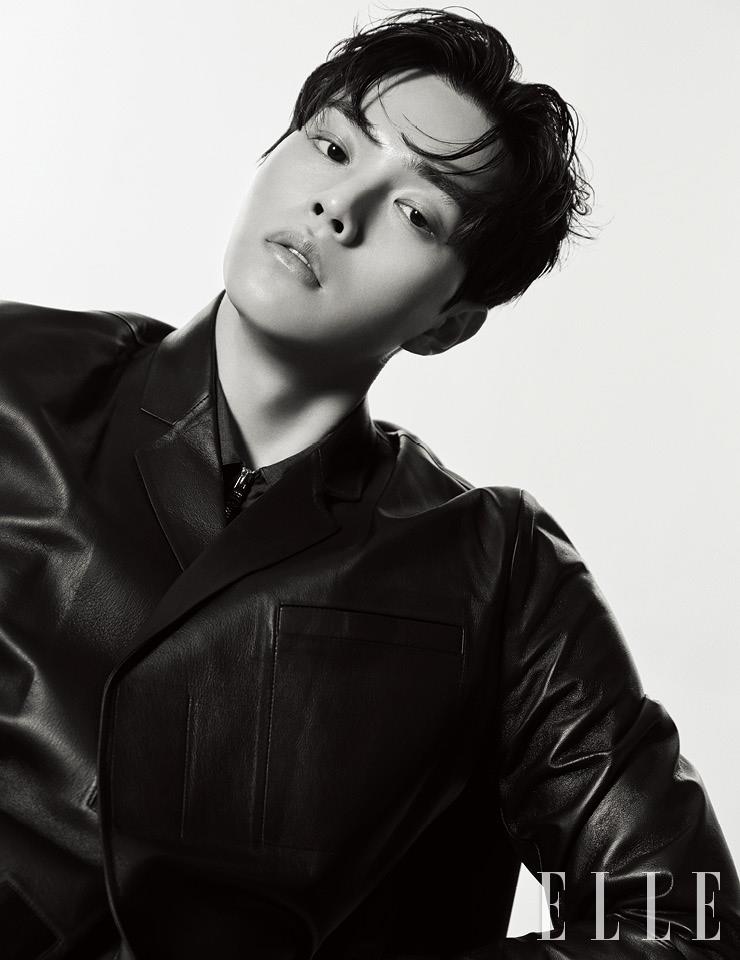 벨크로 디테일의 레더 재킷과 집업 재킷은 모두 Prada.