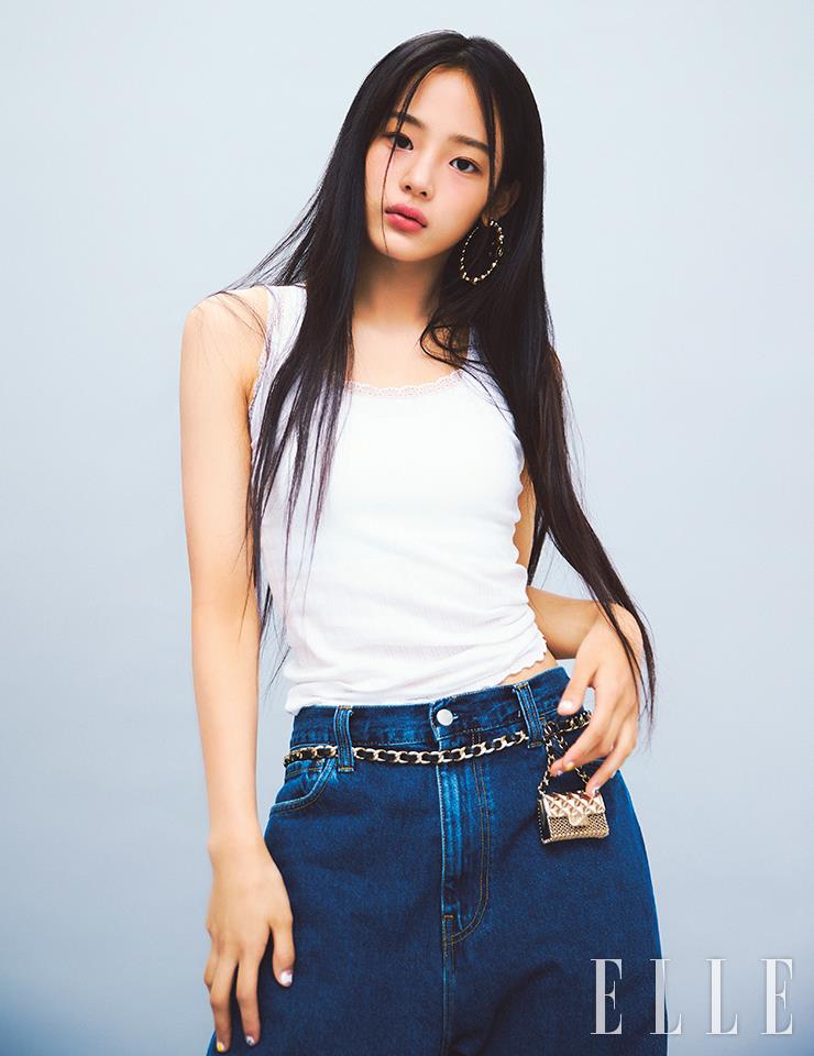 레 꺄트르 옹브르 트위드, 03 트위드 포브의 앰버 골드와 새틴 코랄 섀도를 이용해 눈가를 터치하고, 따스한 핑크빛의 루쥬 알뤼르 렉스트레, 818호를 가볍게 발라 강아지 같은 민지의 인상에 자연스럽게 스며들도록 표현했다. 사용 제품은 모두 Chanel.
