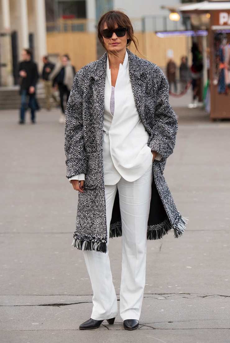 책 <하우 투 비 파리지엔 웨어에버 유 아>에서 파리지엔 캐릭터를 위트 있게 표현한 캐롤린 드 메그레. 