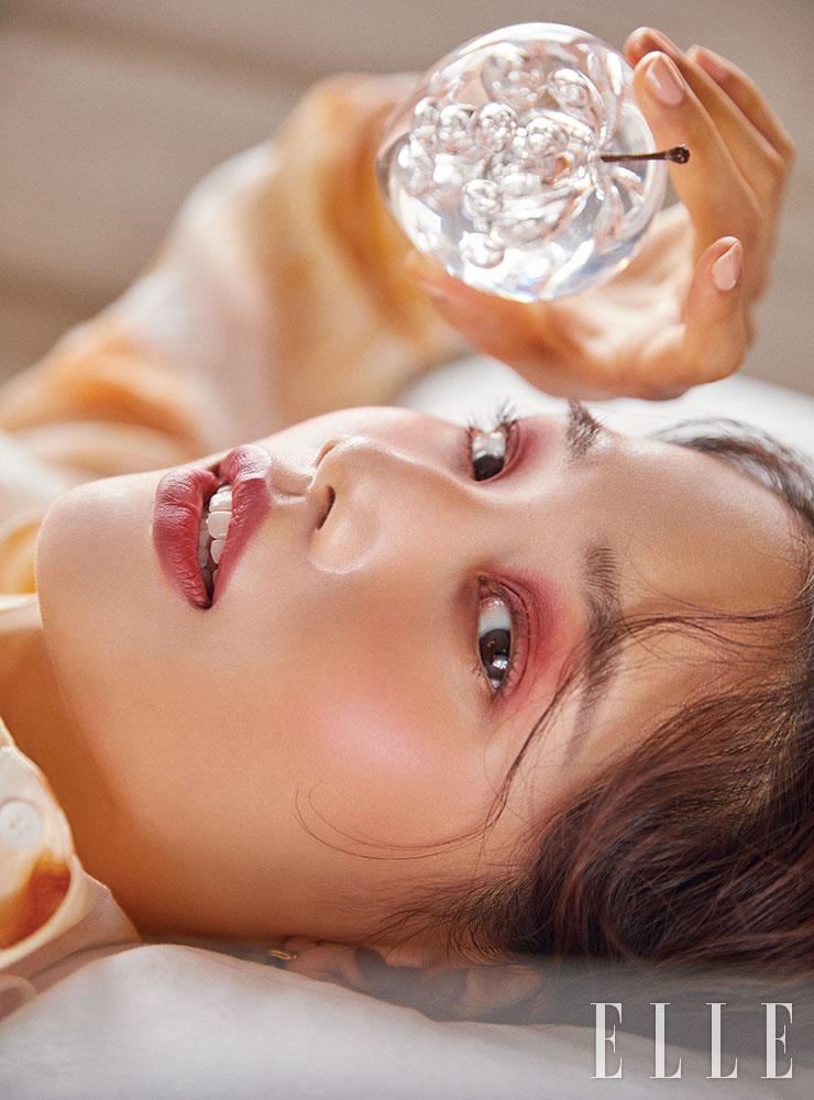 타이다이 셔츠는 Low Classic. 진주 이어링은 S_S.il.