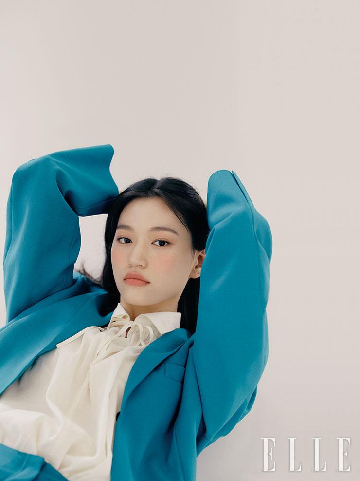 아이보리 블라우스는 H&M. 청록색 오버핏 재킷은 스타일리스트 소장품.