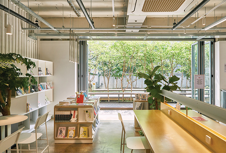 카페와 함께 서울웹툰아카데미 1층을 차지하고 있는 독립만화 서점 사이드 비. 