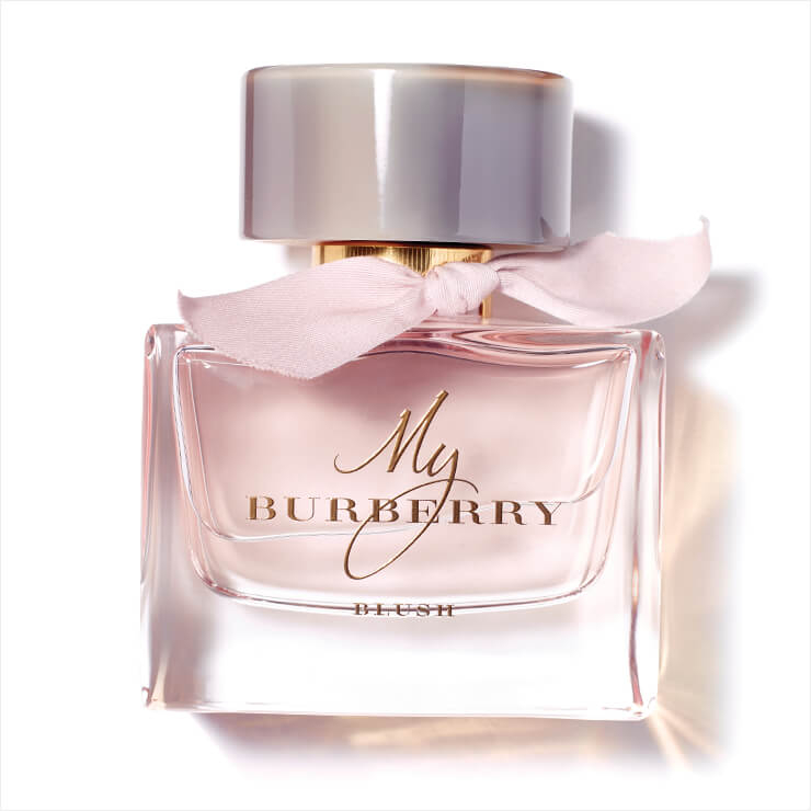 출의 햇살이 닿아 피어나는 꽃과 석류, 레몬, 사과 향이 어우러진 프루티 플로럴 계열. 핑크 보틀만큼이나 생동감이 넘친다. 마이 버버리 블러쉬. 