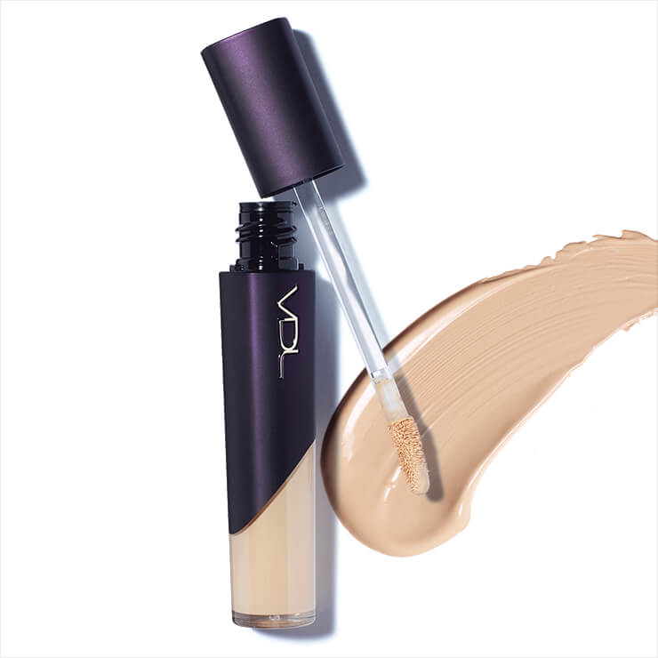 피부에 얇고 가볍게 밀착된다. 결점을 가리고 남은 양으로 립 라인까지 톡톡 두드리기 좋은 엑스퍼트 컨실러, 2만5천원, VDL.