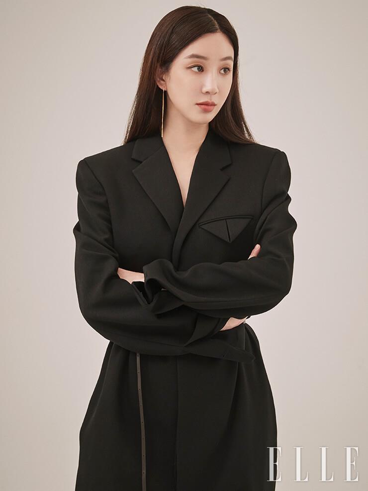 테일러드 블랙 점프수트와 벨트는 모두 Bottega Veneta. 다이아몬드 태슬 이어링은 Ellepeut.