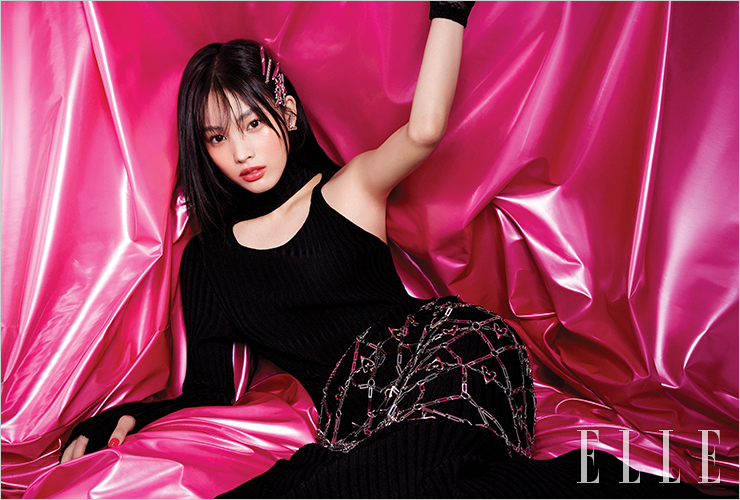 블랙 니트 드레스는 Boyarovskaya by Adekuver. 실버 보디 체인은 Kimzisu. 블랙 부츠는 H&M. 별 모양의 헤어핀은 Lotsyou. 그 외 헤어핀과 이어 커프는 모두 KVK. 브레이슬릿은 Karot. 글러브와 삭스는 모두 스타일리스트 소장품. 