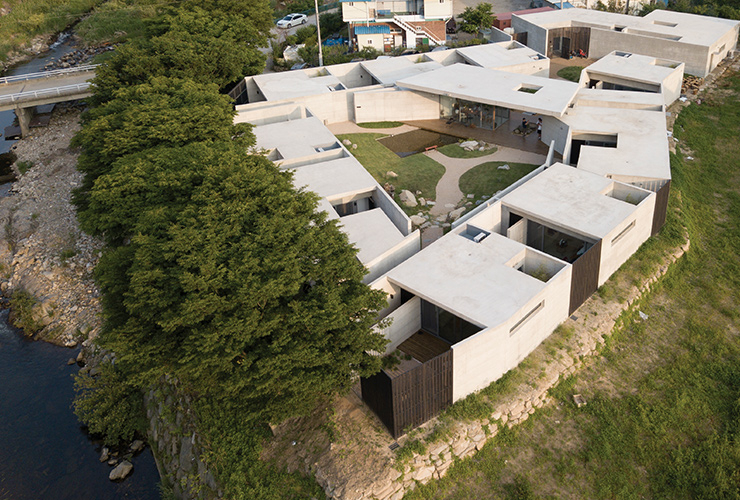 좁고 긴 길, 풍경의 프레임이 되는 벽. 공간에 난 길을 따라 이동하면 다채로운 장면을 목격할 수 있는 ‘서림연가’.