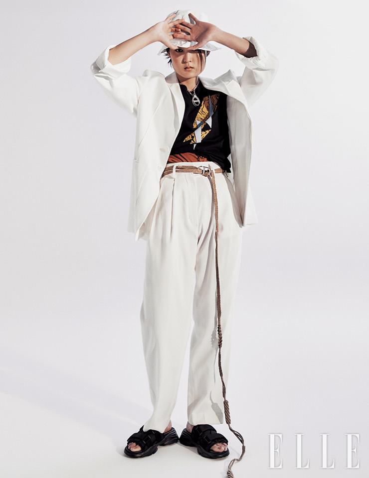 화이트 재킷은 가격 미정, Jacquemus by Mue. 블랙 그래픽 티셔츠는 39만8천원, Isabel Marant. 안에 입은 브라운 티셔츠는 가격 미정, Coach 1941. 팬츠는 32만8천원, Recto. 버킷 햇과 벨트, 슬라이드 슈즈는 가격 미정, 모두 Dior. 체인 네크리스는 가격 미정, Herm&egrave;s.