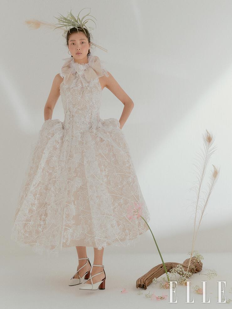 네크라인의 러플과 전체적인 볼륨감이 돋보이는 드레스는 Maticevski by Beyond the Dress. 이어링은 Dior Fine Jewelry. 슈즈는 Rachel Cox. 