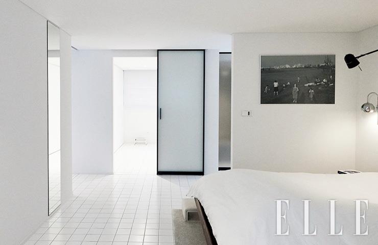 침실에서 드레스 룸, 화장실에 이르기까지 바닥에 걸리적거리는 것은 모두 없애고 하나로 이어지도록 통일감을 주었다.